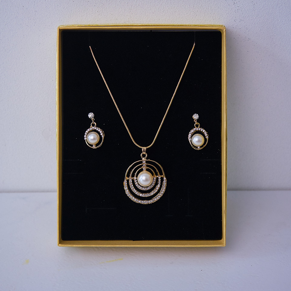 Set accesorii Feeling, din inox, cu cercei, lantisor si pandativ cu cristale, in cutie eleganta, DejaVu Gold pearl