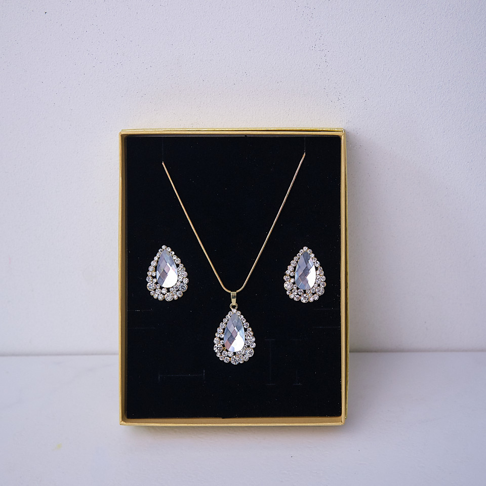 Set accesorii Feeling, din inox, cu cercei, lantisor si pandativ cu cristale, in cutie eleganta, Gold Drop