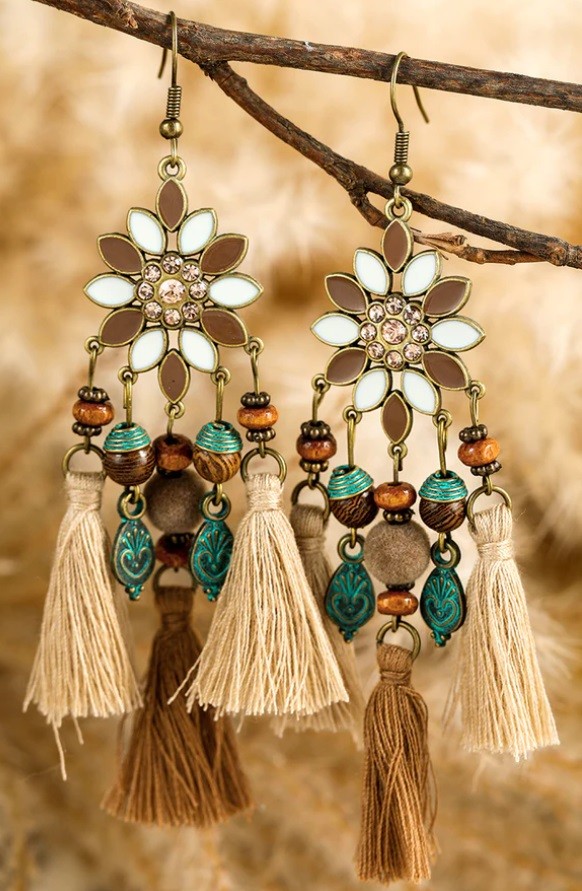 Cercei cu Ciucuri Maro/Crem Model Boho Chic