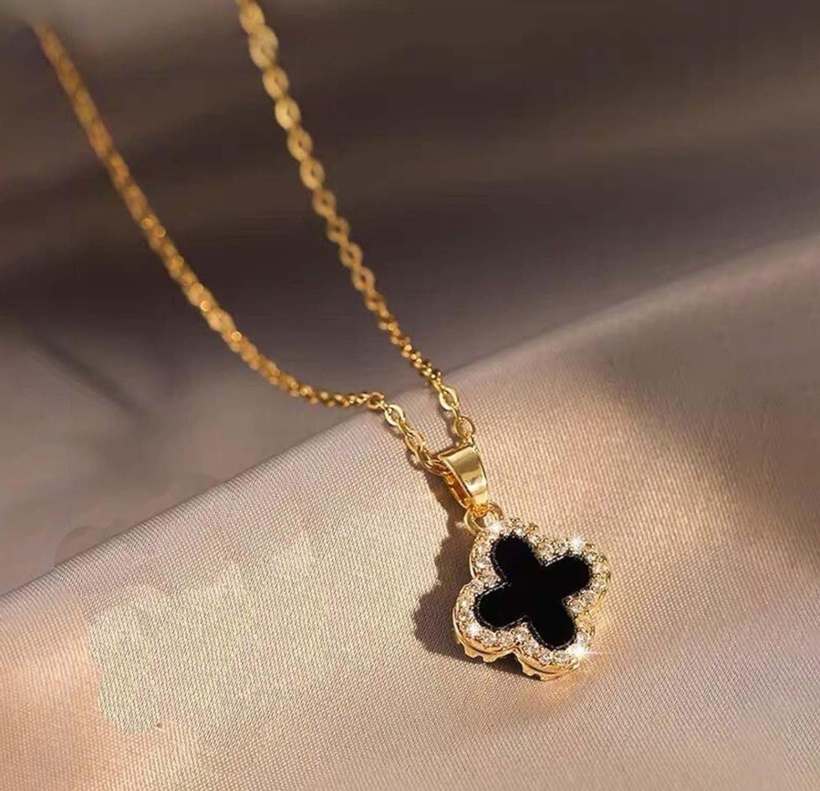 Lant Auriu cu Pandantiv Negru Model Floare
