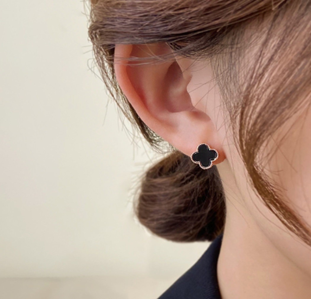 Cercei Aurii cu Model Floare Neagra